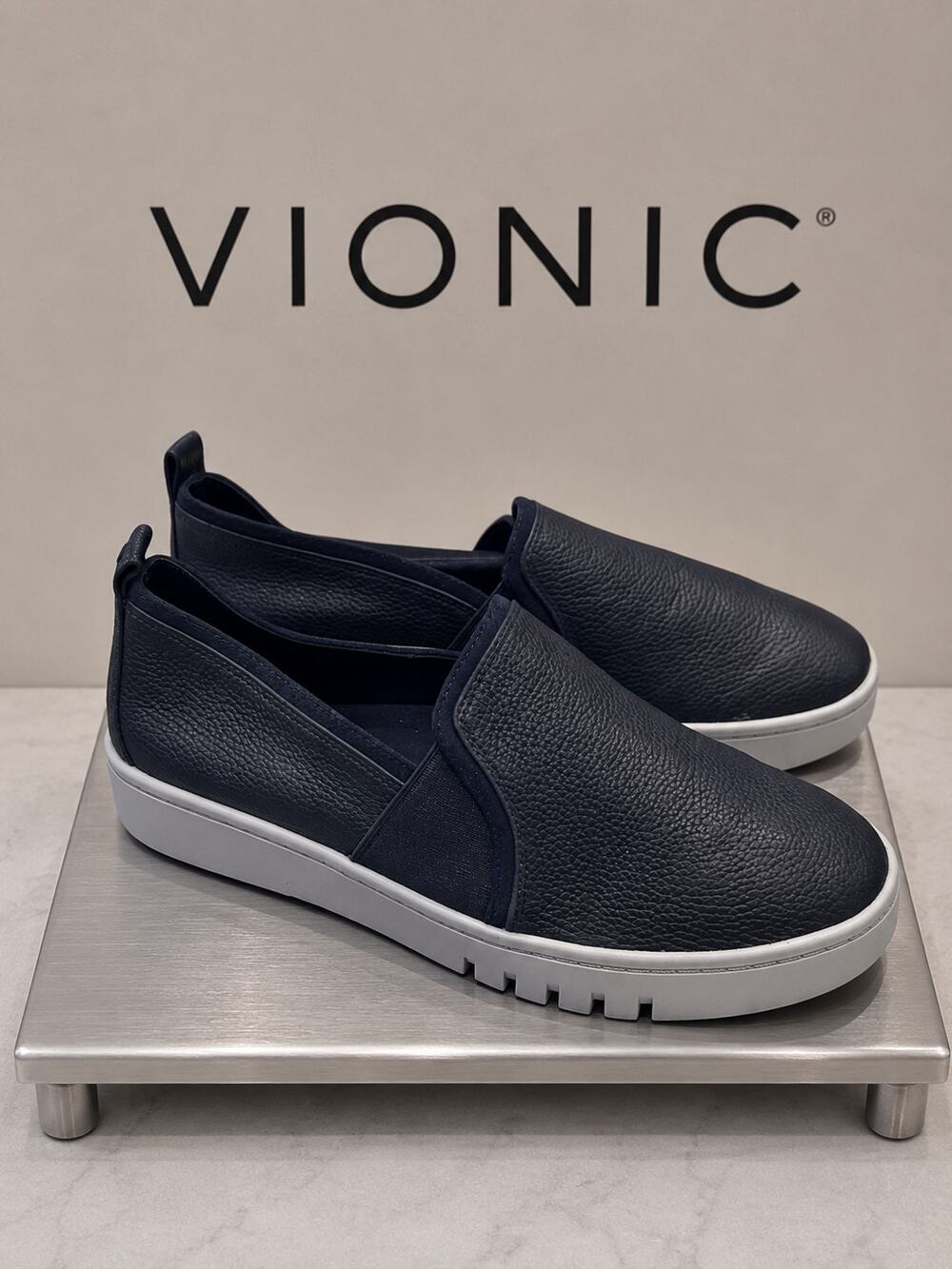 Vionic Cambria Navy Leather Slip On Sneakers Womens 7 Wide